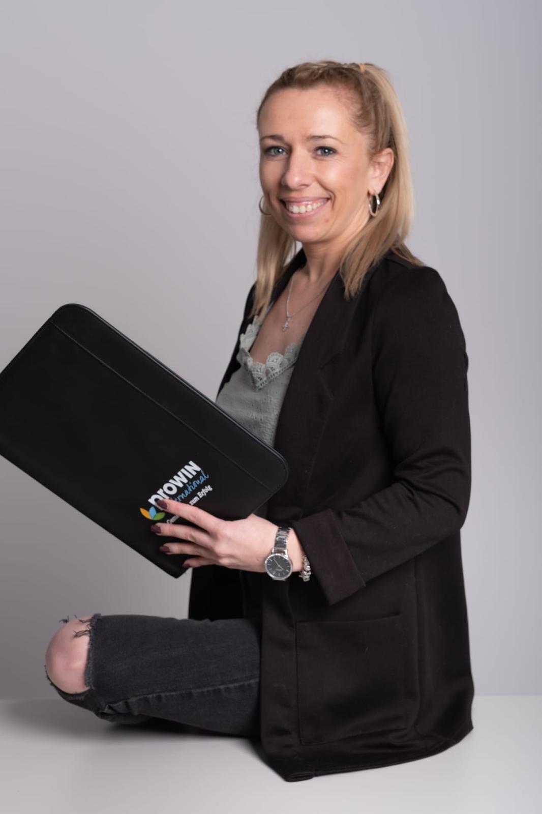Jacqueline mit ProWin Produktkoffer